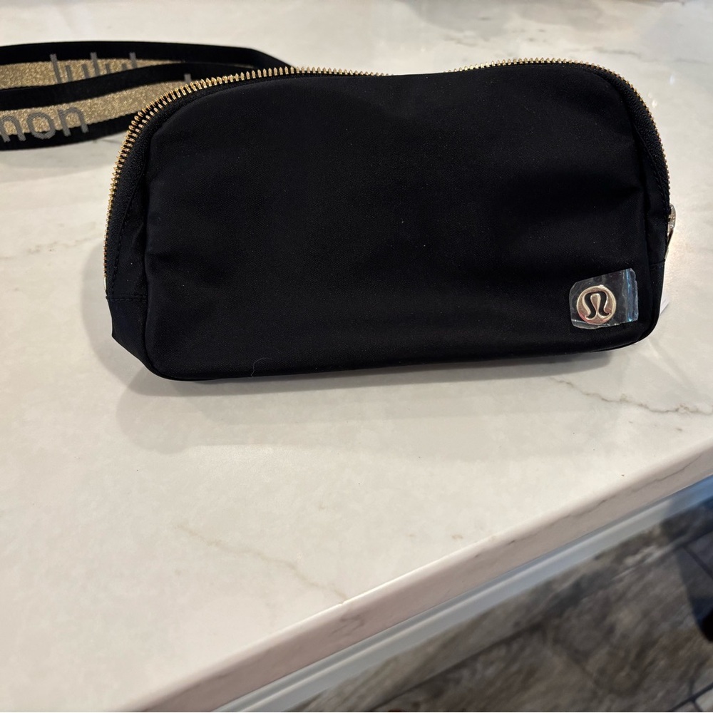 Lululemon everywhere belt bag